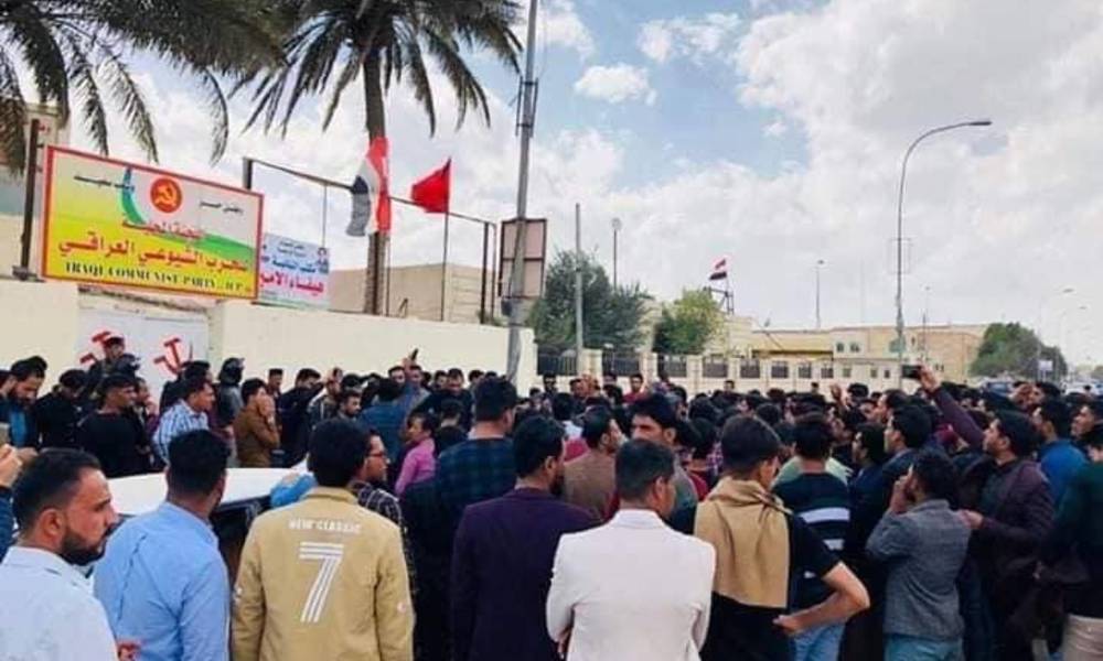 بالصورة: متظاهرون غاضبون يحاولون "اقتحام" مقر الحزب الشيوعي ومكتب النائبة هيفاء الأمين ..