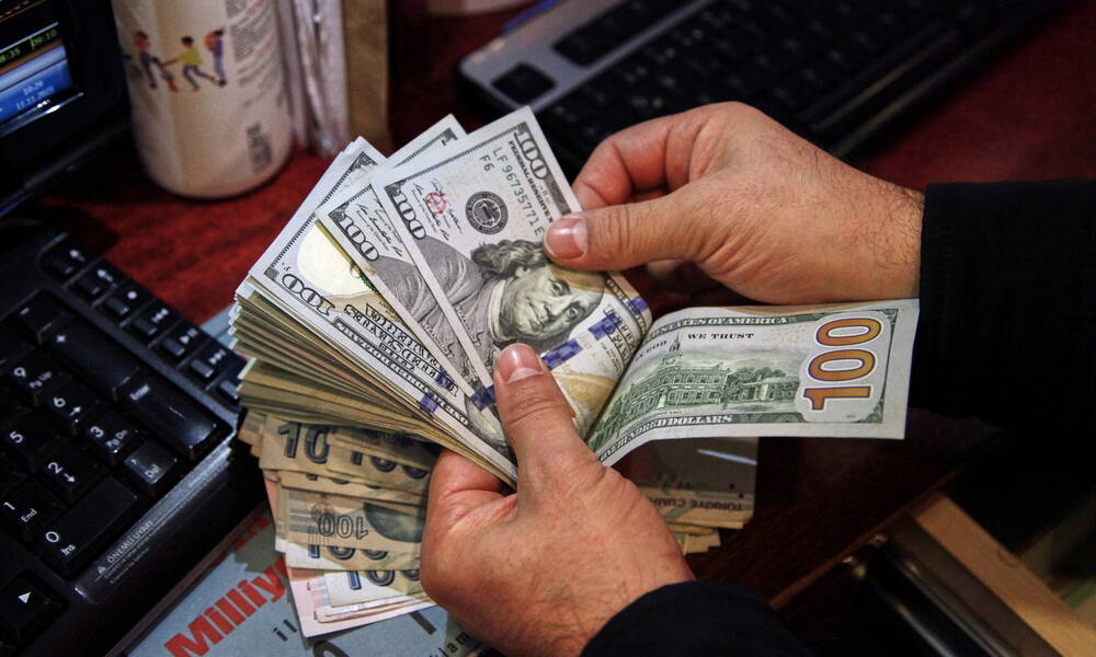 سعر صرف الدينار العراقي أمام الدولار في بغداد وعدد من المحافظات