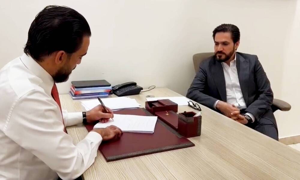 بالفيديو.. رئيس البرلمان محمد الحلبوسي يوقع على استقالات الكتلة الصدرية..