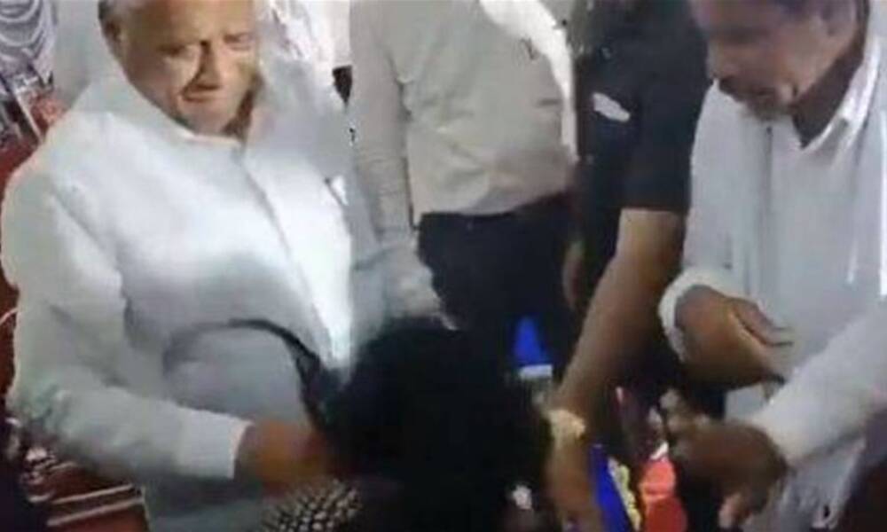 حادثة غريبة شهدتها ولاية كارناتاكا الهندية.. وزير يصفع امرأة على وجهها أمام عدسات الكاميرات