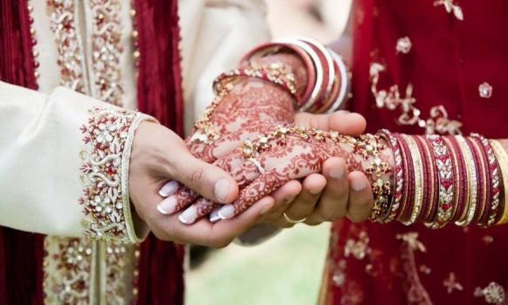 امرأة هندية تشترط على زوجها بتوقيع عقد زفاف يتضمن بندين ..