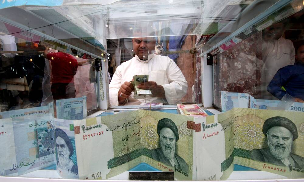 بعد مفاوضات مسقط: التومان الإيراني يقفز أمام الدولار وسط أجواء تفاؤل حذر
