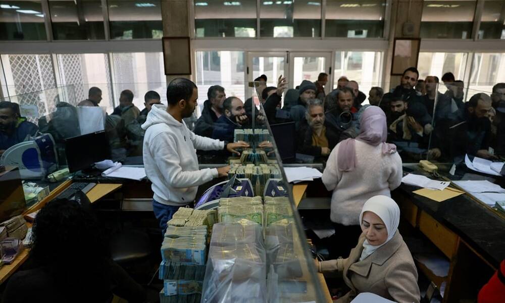 بموافقة أمريكية.. قطر تمول رواتب الموظفين المدنيين في سوريا بـ87 مليون دولار