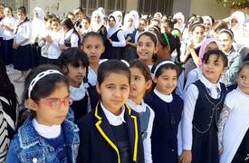بالفيديو.. الى وزارة التربية.. "معلم" ولكن على الطريقة "الصدرية".. اطفال يزجون بــ صراعات حزبية !!