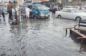 بالصور:المياه تغمر شوارع النجف إثر هطول أمطار غزيرة