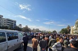 المئات خرجوا للتظاهر.. عمال بلدية البصرة يطالبون بتحسين رواتبهم