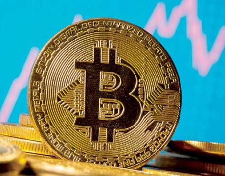 لأول مرة منذ أكثر من عشرة أيام.. "بيتكوين" تقفز فوق 50 ألف دولار