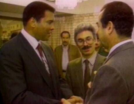 ماهو سبب زيارة محمد علي كلاي للعراق ولقاءه بالرئيس صدام حسين ؟؟ موقع امريكي يكشف التفاصيل